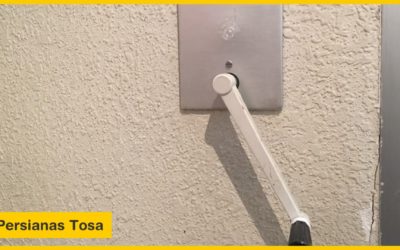 Reparación de persiana con manivela, torno y cable.