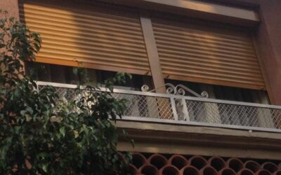Instalación de unas persianas de cajón exterior de aluminio en un piso de Barcelona