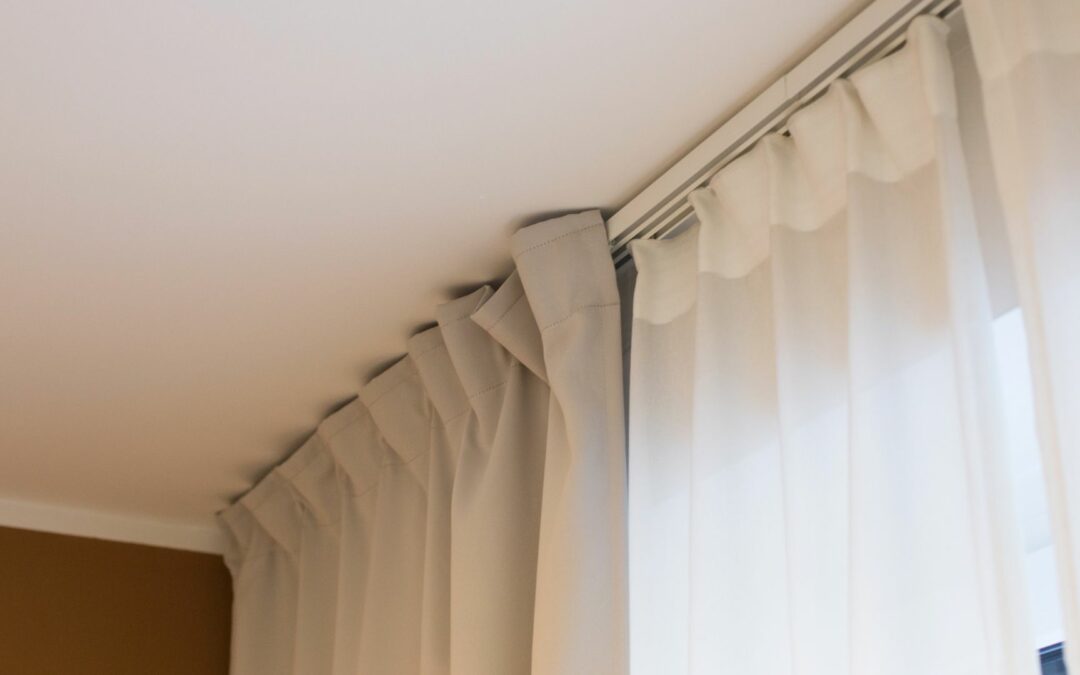 Combina diferentes cortinas para crear un toque estético bonito Persianas Tosa, instalación y reparación de toldos en Barcelona