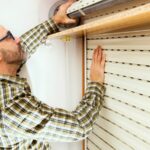 Y si hay algo que no querrás que falle en pleno invierno, son las persianas. No solo por el frío, sino porque también influyen en el aislamiento, la seguridad y el confort general de tu casa.