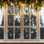 Cómo decorar tus persianas por Navidad (sin estropearlas) Ideas sencillas y seguras para darle un toque festivo a tus ventanas La Navidad no empieza en el árbol.