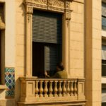 Desde las terrazas blancas junto al mar hasta los balcones del Eixample, las persianas mediterráneas son mucho más que sombra: son cultura, confort y eficiencia. En esta guía comparamos Alicante, Barcelona y Valencia para entender sus materiales, sistemas y estilos, y por qué siguen siendo esenciales en el litoral.