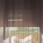 Llega enero de 2026. Llega el frío real y, con él, el miedo a mirar la factura del gas o la electricidad. En Persianas Tosa, llevamos años viendo lo mismo: hogares en Barcelona que gastan una fortuna en calefacción, pero dejan que el calor se escape por el lugar más insospechado.