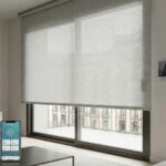 Olvida los mandos a distancia perdidos. En 2026, tu móvil es la llave maestra para subir y bajar persianas, ahorrar energía y proteger tu hogar en Barcelona.