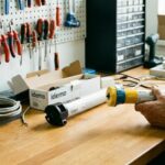 Estás frente al interruptor (o el mando) y decides que es hora de motorizar tus persianas. Buscas en Google y te inundan con marcas, vatios, Newtons/metro y precios que oscilan entre los 40 € y los 300 €. ¿La diferencia? Mucha más de la que crees.