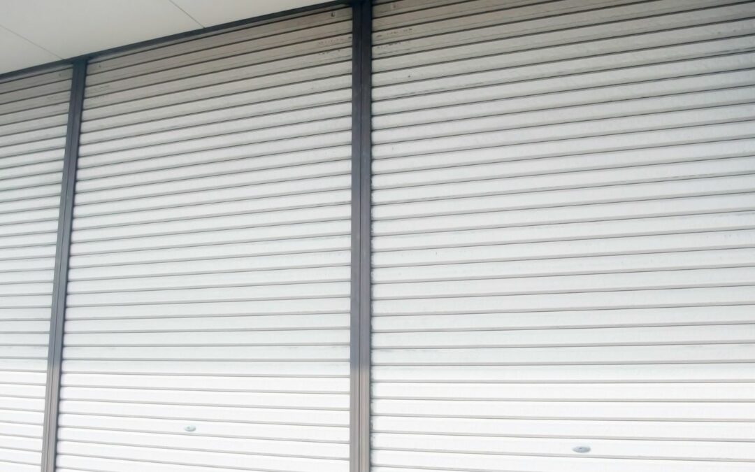 Se acerca la primavera. Los días se alargan, abres las ventanas para que entre el aire fresco y... te das cuenta de la capa de polvo, polución y lluvia de barro que acumulan tus persianas por fuera.