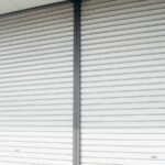 Se acerca la primavera. Los días se alargan, abres las ventanas para que entre el aire fresco y... te das cuenta de la capa de polvo, polución y lluvia de barro que acumulan tus persianas por fuera.