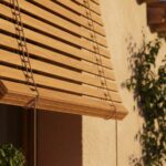 ¿Sientes que a tu fachada le falta "alma" o que el calor castiga demasiado tus ventanas sin que circule el aire? Es un problema común: las soluciones modernas a veces son frías y herméticas. Si buscas proteger tu hogar del sol sin renunciar a la calidez de los materiales nobles, la persiana alicantina de madera no es solo una opción decorativa; es la solución arquitectónica más inteligente y sostenible que ha resistido el paso de décadas.