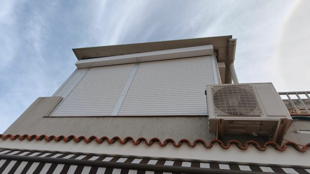 ¿Estás harto de pelearte con esa persiana de PVC que se atasca cada dos por tres? ¿Sientes que el frío (o el calor) entra en tu salón como si la ventana estuviera abierta? Si todavía tienes cajones exteriores de PVC antiguos, no solo estás perdiendo confort, estás tirando dinero por la ventana en facturas de energía.