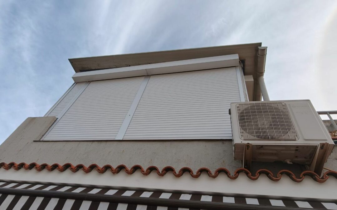 ¿Estás harto de pelearte con esa persiana de PVC que se atasca cada dos por tres? ¿Sientes que el frío (o el calor) entra en tu salón como si la ventana estuviera abierta? Si todavía tienes cajones exteriores de PVC antiguos, no solo estás perdiendo confort, estás tirando dinero por la ventana en facturas de energía.