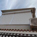 ¿Estás harto de pelearte con esa persiana de PVC que se atasca cada dos por tres? ¿Sientes que el frío (o el calor) entra en tu salón como si la ventana estuviera abierta? Si todavía tienes cajones exteriores de PVC antiguos, no solo estás perdiendo confort, estás tirando dinero por la ventana en facturas de energía.