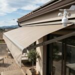 Después de 20 años reparando toldos doblados, te diré un secreto: No instales el sensor donde "quede bonito", instálalo donde el viento pegue primero. Muchos instaladores novatos colocan el sensor resguardado por una columna para que no se vea, y cuando el viento llega al toldo, el sensor ni se ha enterado. La clave está en la exposición real.