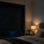 Descubre cómo una persiana bien ajustada ayuda a oscurecer el dormitorio y crear un ambiente más adecuado para dormir.