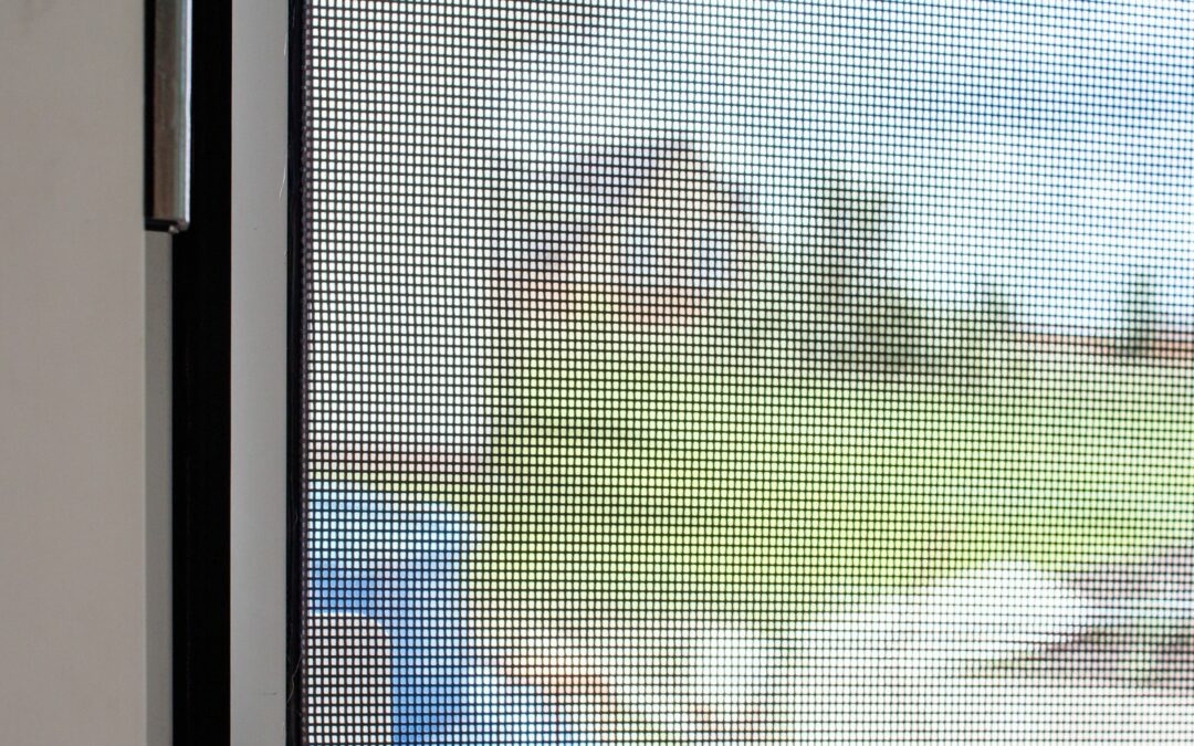 Comparamos cómo se vive una ola de calor en una vivienda con mosquiteras y otra sin ellas.