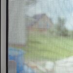 Comparamos cómo se vive una ola de calor en una vivienda con mosquiteras y otra sin ellas.